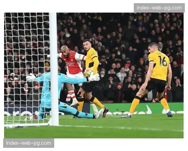 场上花絮:狼队与伯恩茅斯比赛中,足球两次击中横梁弹出 场上花絮:狼队与伯恩茅斯比赛中,足球两次击中横梁弹出