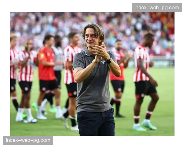 特写瞬间:绝杀后,布伦特福德全体队员奔向教练席与托马斯-弗兰克庆祝